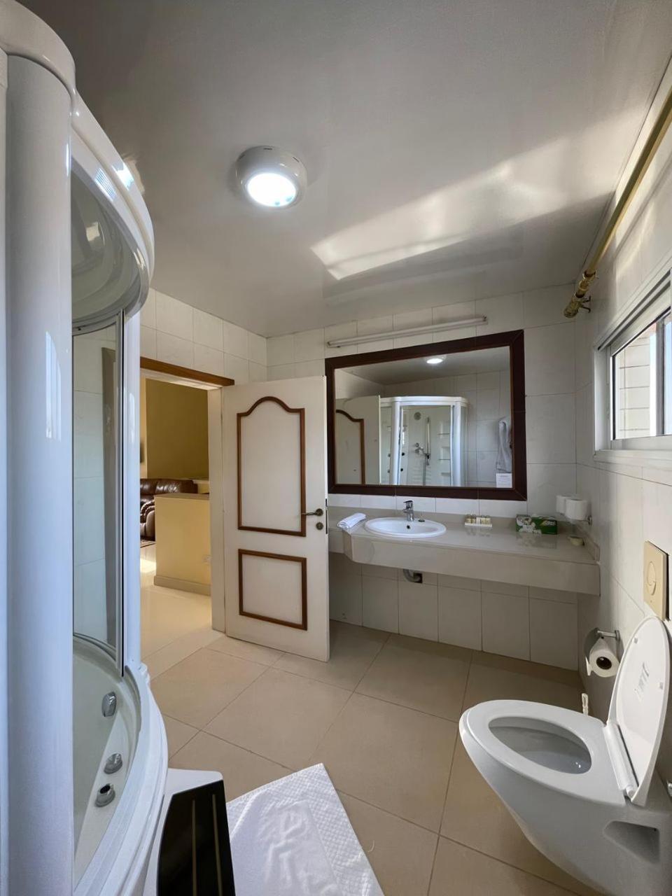 Hotel Barmoi Freetown Exterior photo